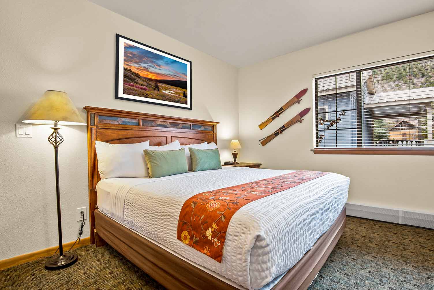 Box Canyon Lodge & Hot Springs apartment bedroom